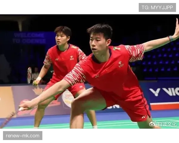 黄东萍倒不是赛场硬核女神，换下球鞋街边买菜那副样子，谁能想到她家冰箱塞得都快爆炸？